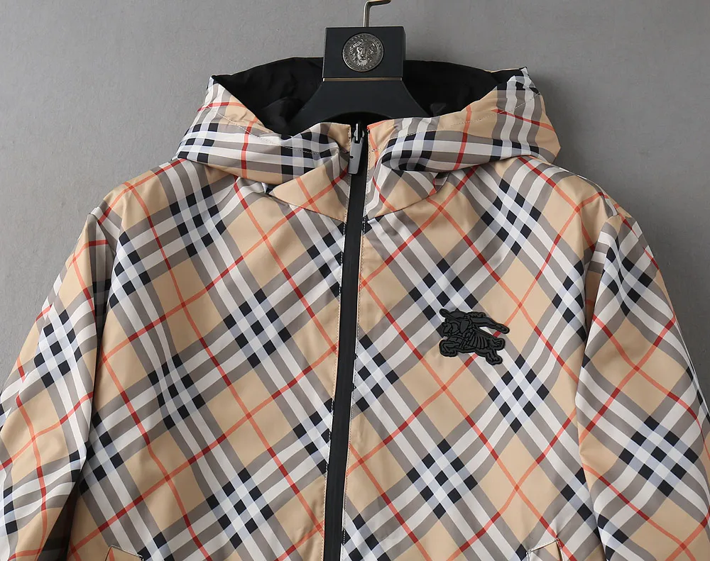 Burberry reversible, 2026 autumn New Arrival jacket, new show product‼ The product is in perfect condition, comfortable and warm, with three standard colors and full and attractive colors. The very outstanding design easily enhances the sense of fashion. The workmanship is extremely sophisticated and rigorous, and the wiring is neat and meticulous! A masterpiece from a famous designer! The upper body does not look bloated and is super handsome! In Stock Sizes：M～XXXL